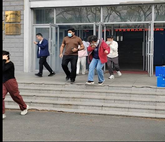 一群人在街道上行走 AI 生成的内容可能不正确。